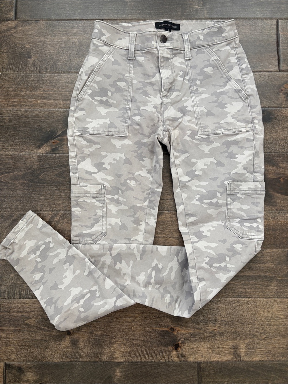 Banana Republic Women’s Light Gray Camouflage Cargo Pants